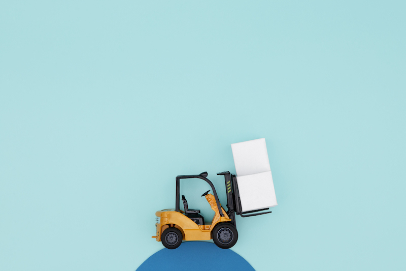 Truck som lyfter låda